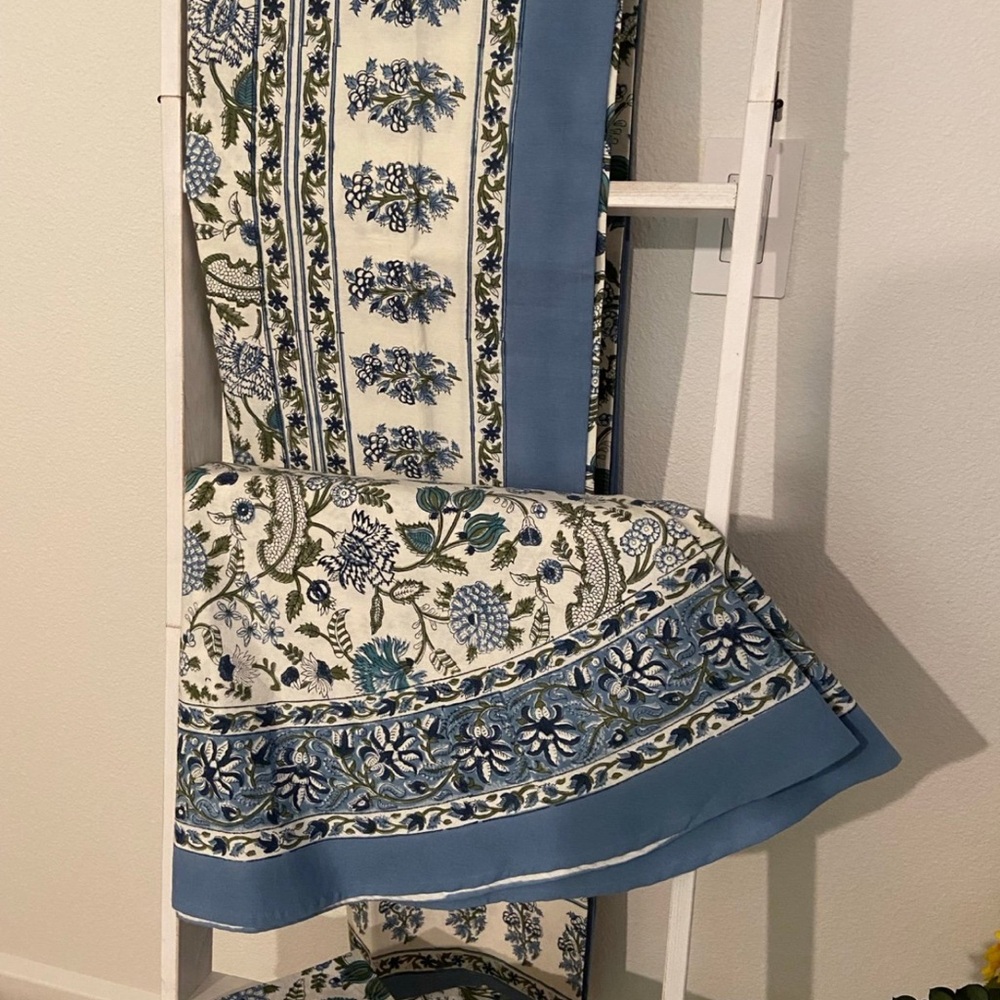 Floral All Cotton Tablecloth, one rectangle, one round, plus 4 large nappykins - Picture 6 of 7